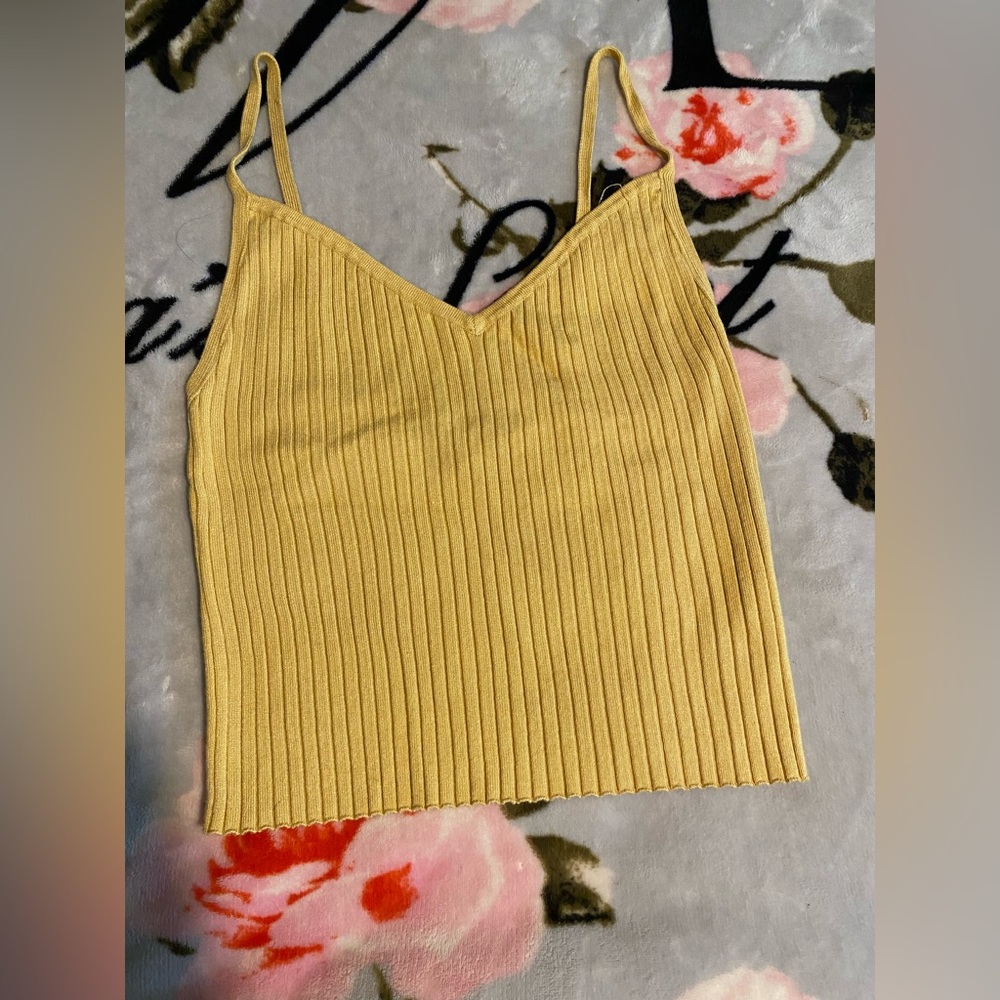 Kendall and Kylie, yellow tank top
